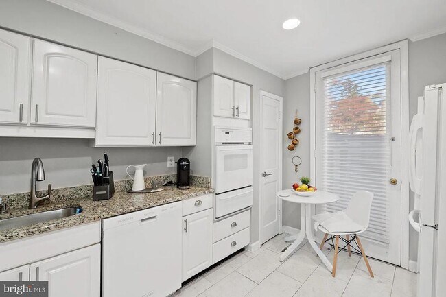 Foto del edificio - 42 Bouton Green Ct