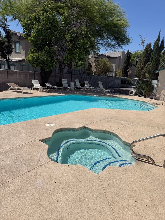 Foto del edificio - AMERICANA Property Mgmt - 1 bed Condo in Gated Community near The Strip