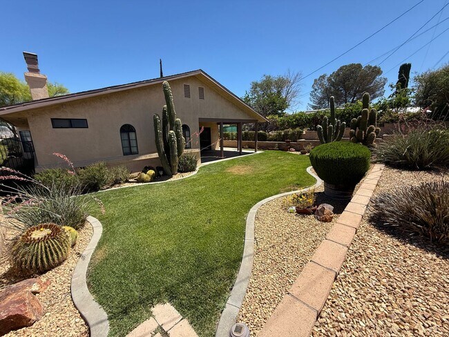 Building Photo - Victorville- Beautiful 3 Bedroom Home in G...