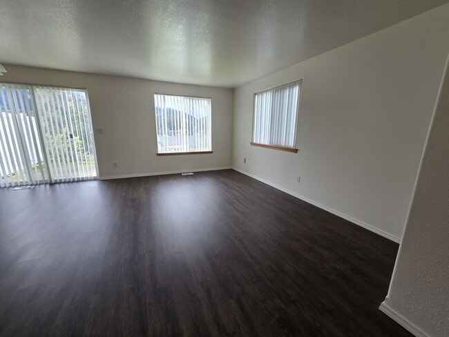 Building Photo - 394 Maylea Pl