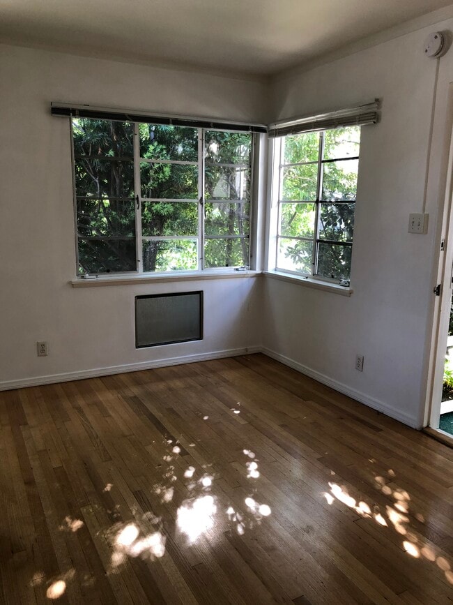 LIVING ROOM/GREENERY VIEW - 1748 Malcolm Ave