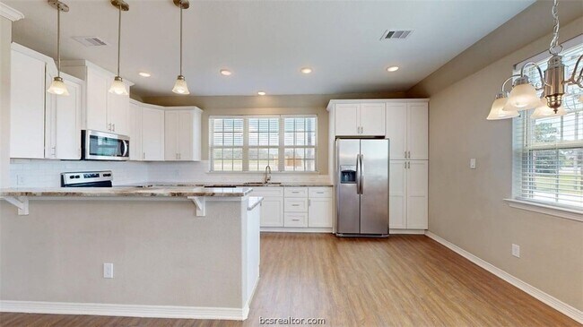 Foto del edificio - 2027 Harvey Mitchell Pkwy S