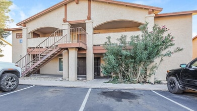 Building Photo - 465 W Ivyglen St