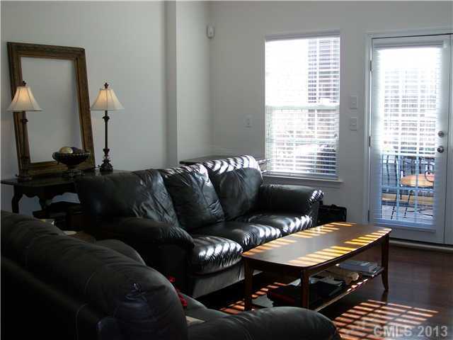 Building Photo - 3-Story Townhome with 3 Master Suites in S...
