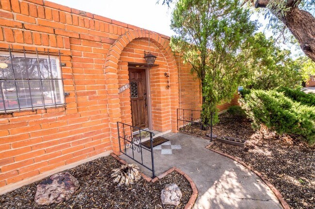 Foto del edificio - Large Corner Lot Santé Fe Home, Over 1650 ...