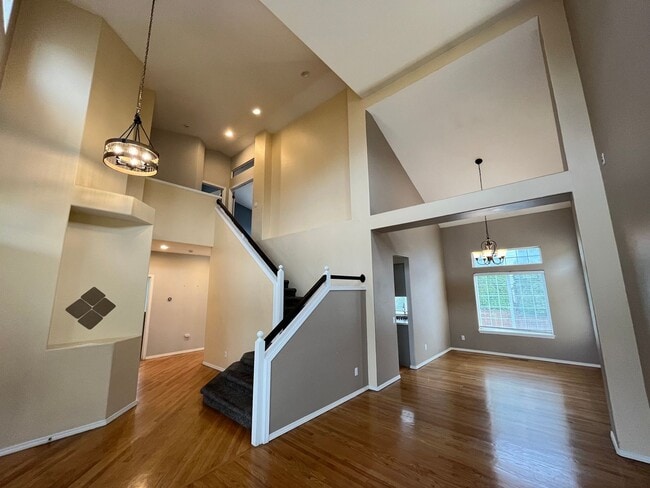 Building Photo - Spacious 4 Bed 3 Bath home in Bethany! Bon...