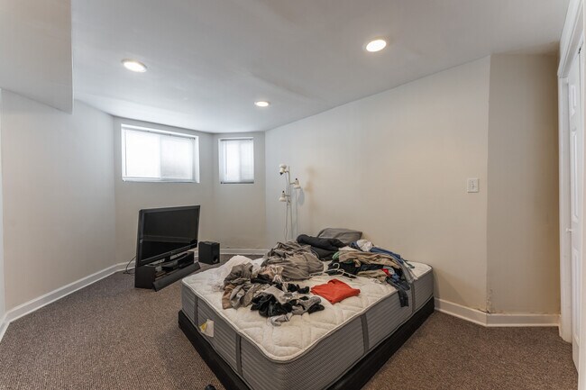 Building Photo - 3113 W Wilson Ave
