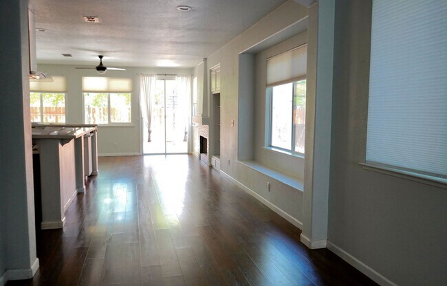 Foto del edificio - NICE 2 BEDROOM IN ROSEVILLE