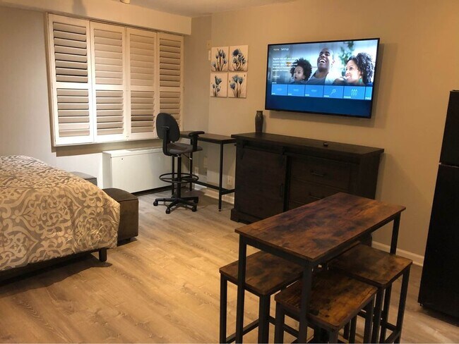 Main Space, fully furnished - 4515 Willard Ave