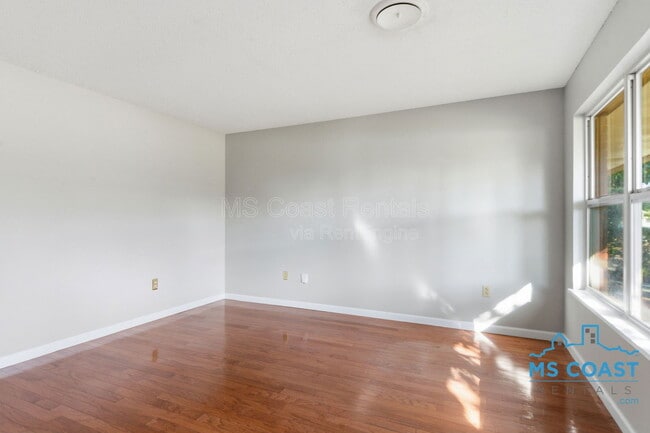 Foto del edificio - 339 Hilton Ave