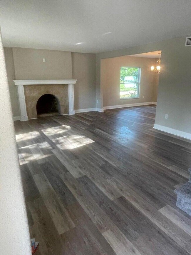 Building Photo - 3236 Forest Hill Dr