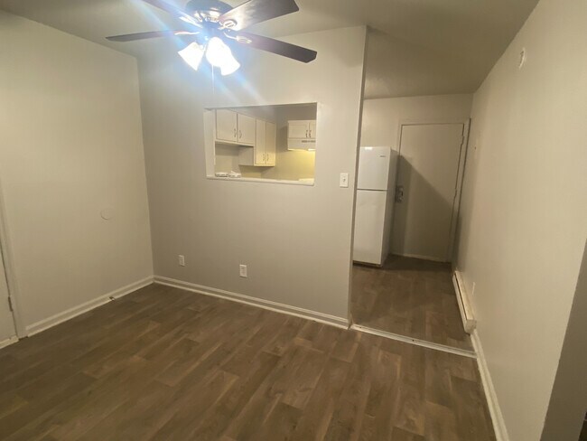 Foto del edificio - Room in Condo on Alamance Church Rd