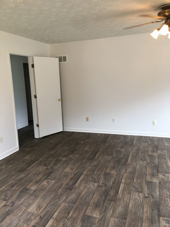Building Photo - 2 Bedroom 1 Bathroom Duplex