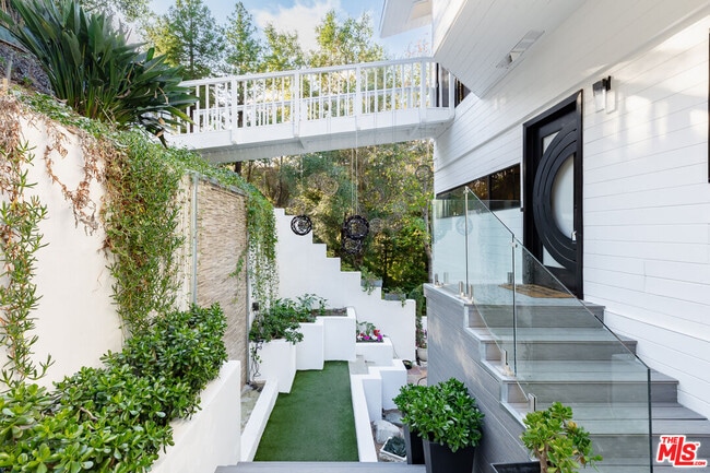 Foto del edificio - 2350 Benedict Canyon Drive