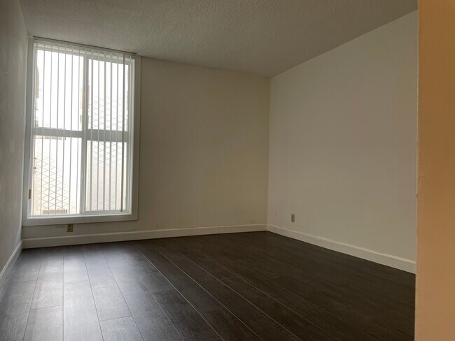Building Photo - 320 S Gramercy Pl