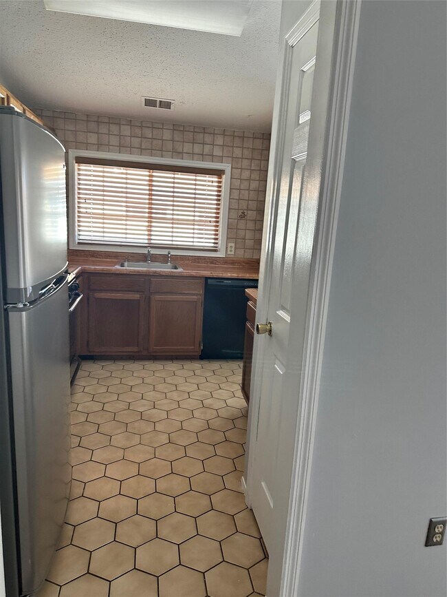 Foto del edificio - 1213 Whispering Hills Dr
