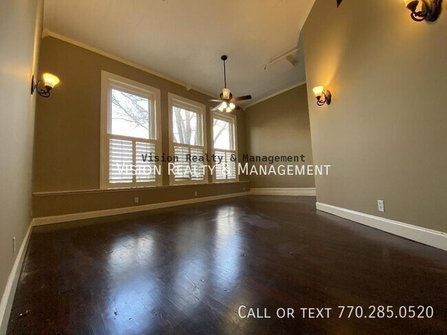 Building Photo - 3 bed/2ba Historic Loft in the Square!