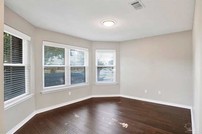 Foto del edificio - 512 Batten Blvd