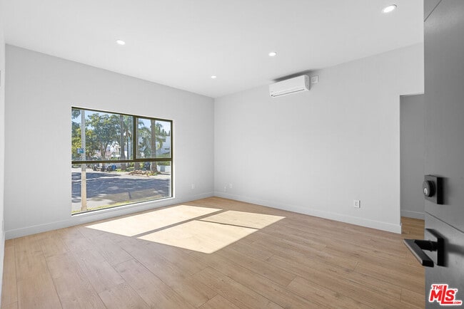 Foto del edificio - 7229 Willoughby Ave