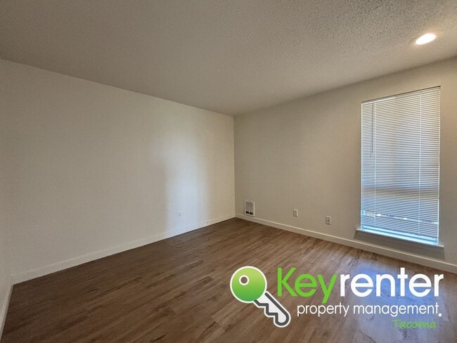 Foto del edificio - Modern 2-Bedroom Condo for Rent in Edgewoo...