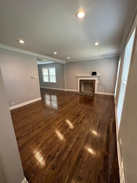 Building Photo - 8209 S Prairie Ave
