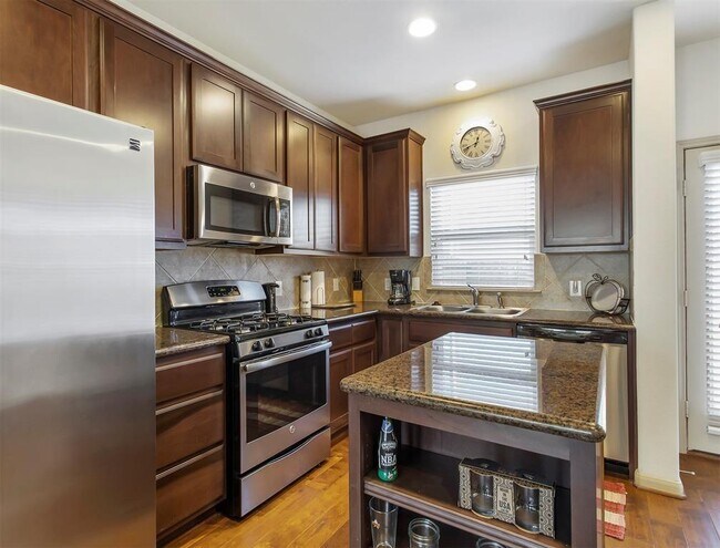 Foto del edificio - 5104 Pinemont Pl