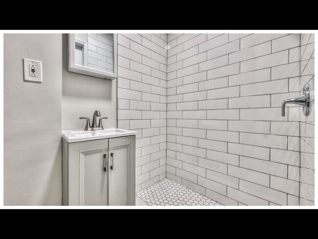 Building Photo - 2220 Lyndhurst Ave