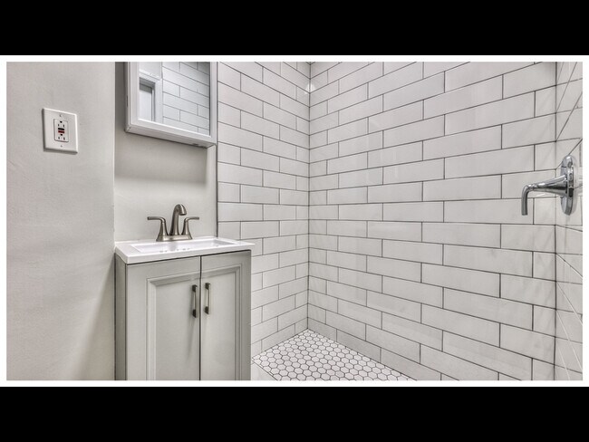 Foto del edificio - 2220 Lyndhurst Ave