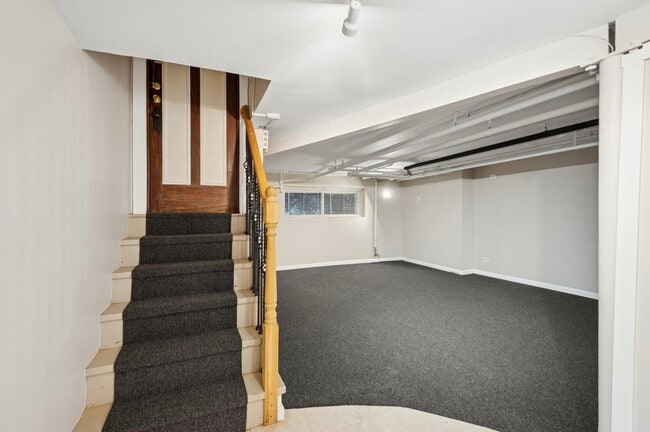 Building Photo - 2614 W Lunt Ave