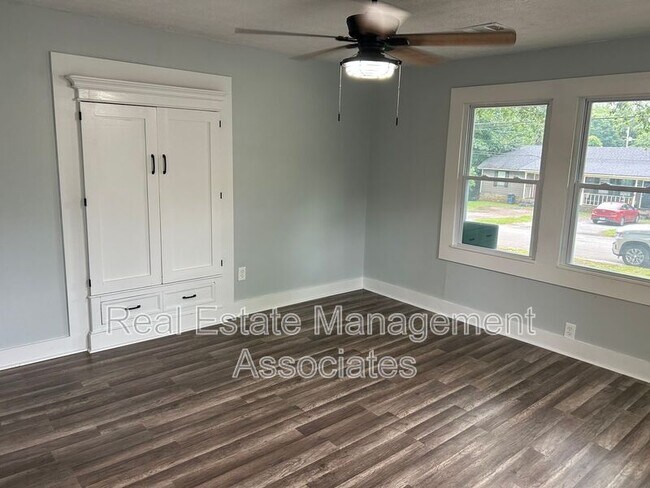 Foto del edificio - 821 E Tinsley St