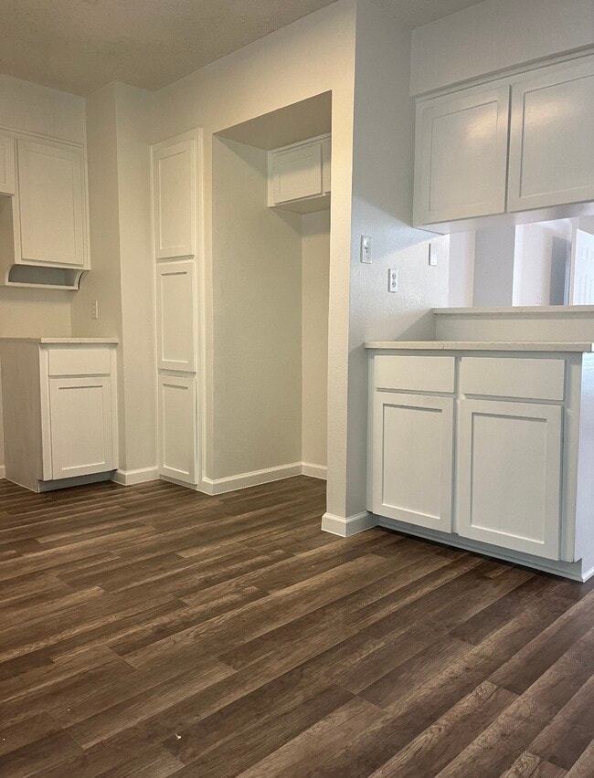 Building Photo - 6862 S Creek Dr