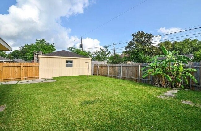 Building Photo - 307 Parliament Dr
