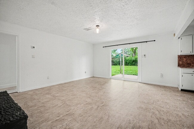 Building Photo - 1105 E Brown Ln