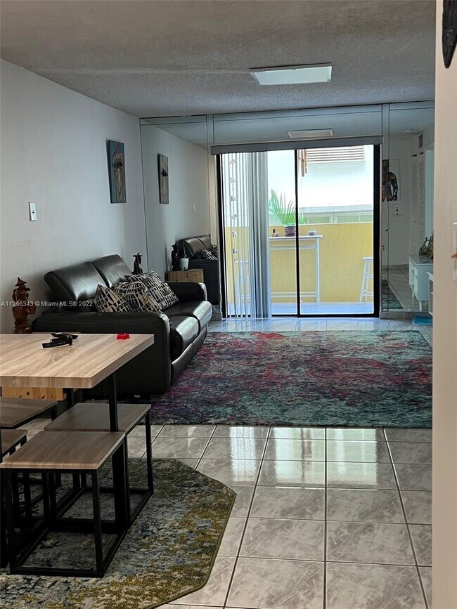 Building Photo - 1334 Collins Ave