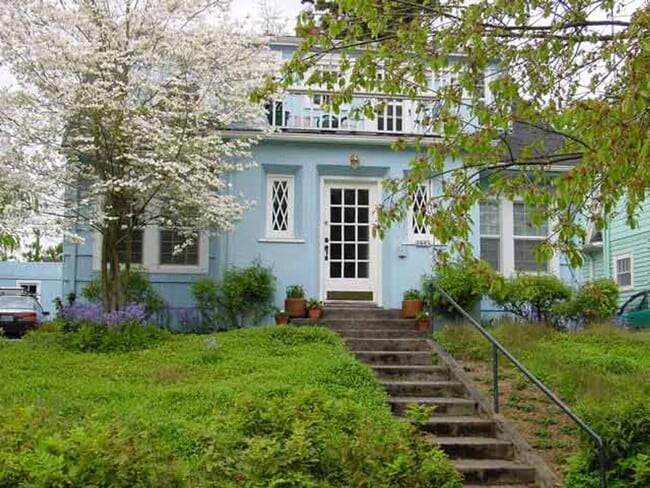 Building Photo - 1929 Fairy Tale Tri-plex on a cherry lined...