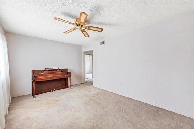 Building Photo - Fantastic 3bd/2ba home! Coming soon!