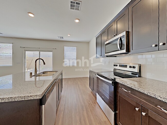 Building Photo - 5825 Petronius St