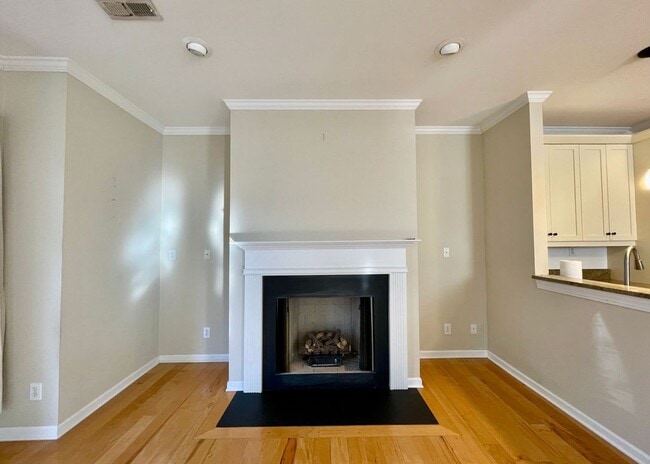 Building Photo - Available August 1st. Great 2 BR/2.5 BA Ho...