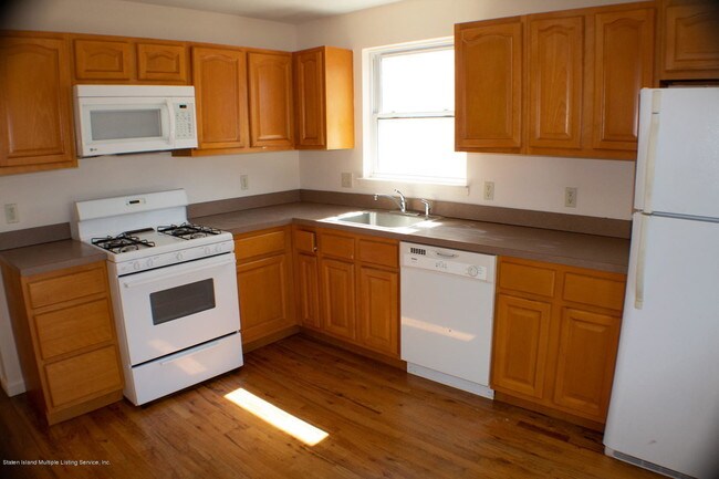 Building Photo - 16 Wellbrook Ave