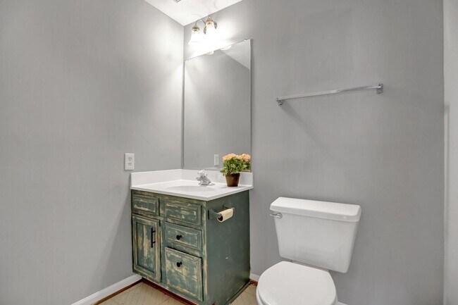 Foto del edificio - Charming End Of Group Townhome for Rent