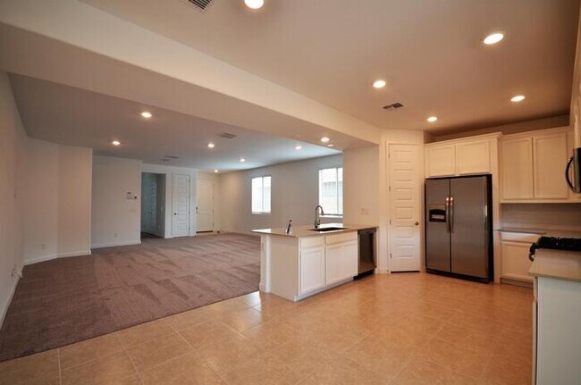 Building Photo - 319 Pinnacle Ridge Dr