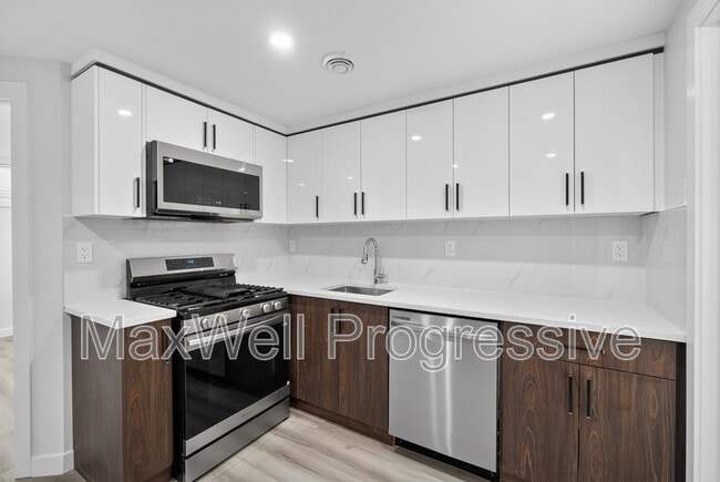 Building Photo - 10821-10112 112 St NW