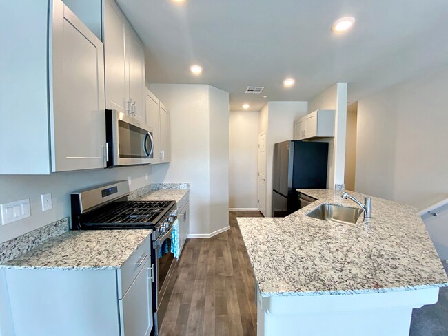 Foto del edificio - UPGRADED 2 BEDROOM TOWNHOME IN GATED COMMU...