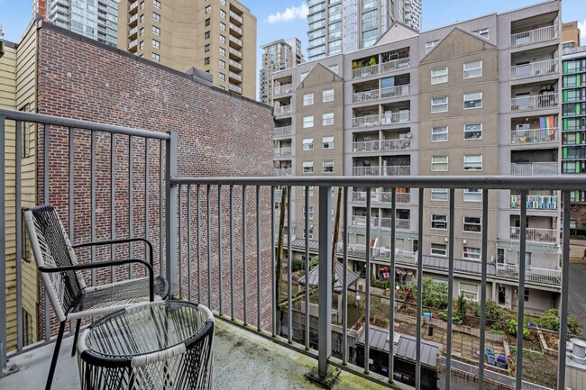 Photo du bâtiment - 444 W 6th Ave