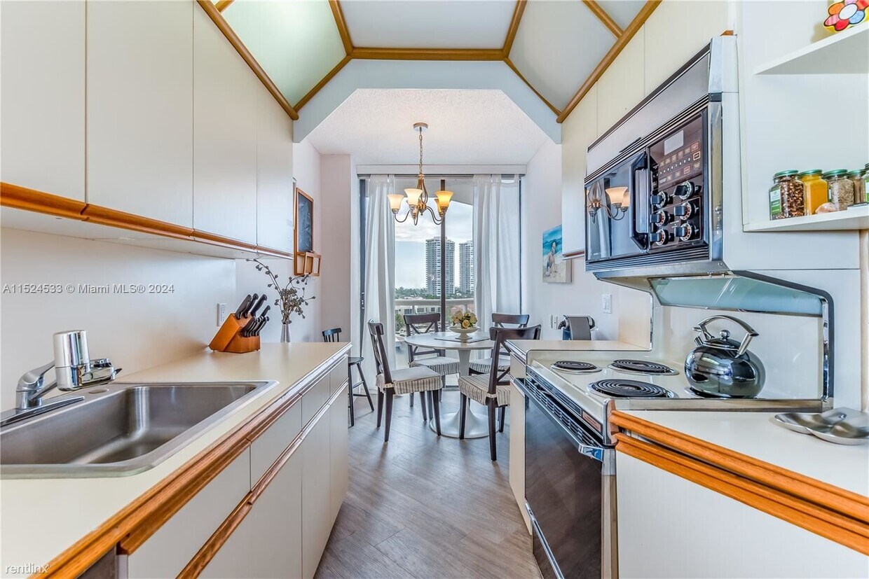 Primary Photo - 3 br, 2 bath House - 3610 Yacht Club Dr Ap...