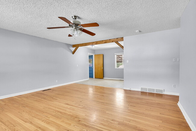 Building Photo - $2,050.00, 3-bed, 2 bath, located in Color...