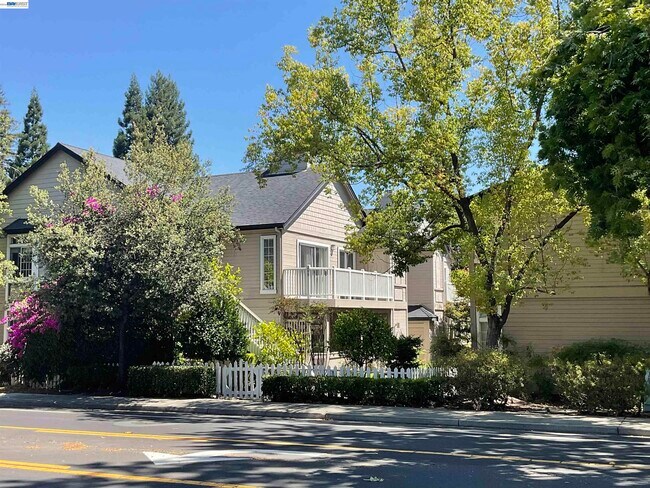 Foto del edificio - 1396 Danville Blvd