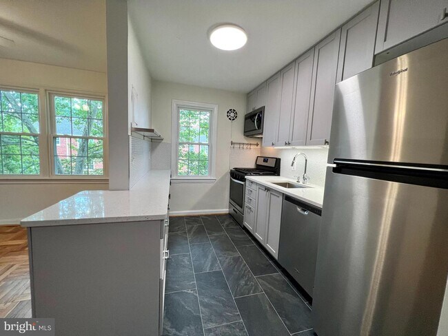 Foto del edificio - 6511 Potomac Ave