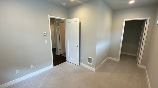 Foto del edificio - Modern 4BR Townhome in Prime Bellevue | AC | Bellevue Schools | Minutes to Microsoft