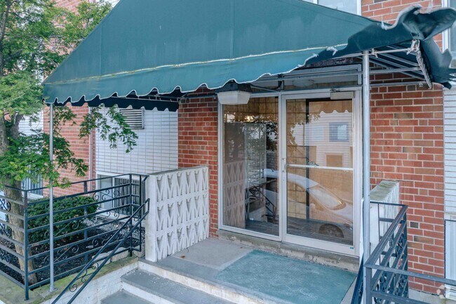 Building Entrance - 2 Larose Pl